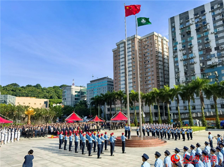 圖為澳門在金蓮花廣場舉行國慶日升旗儀式。 鄭嘉偉攝