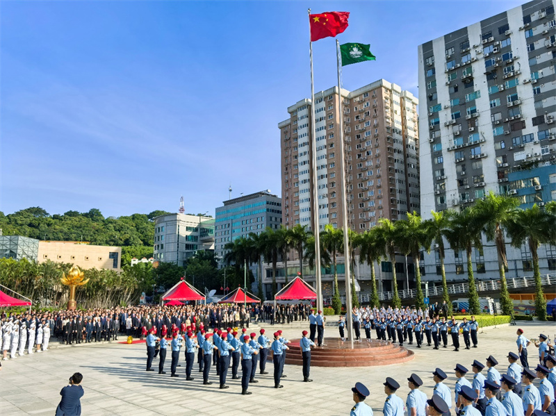 10月1日8時澳門特區(qū)隆重舉行升國旗儀式。（鄭嘉偉攝）