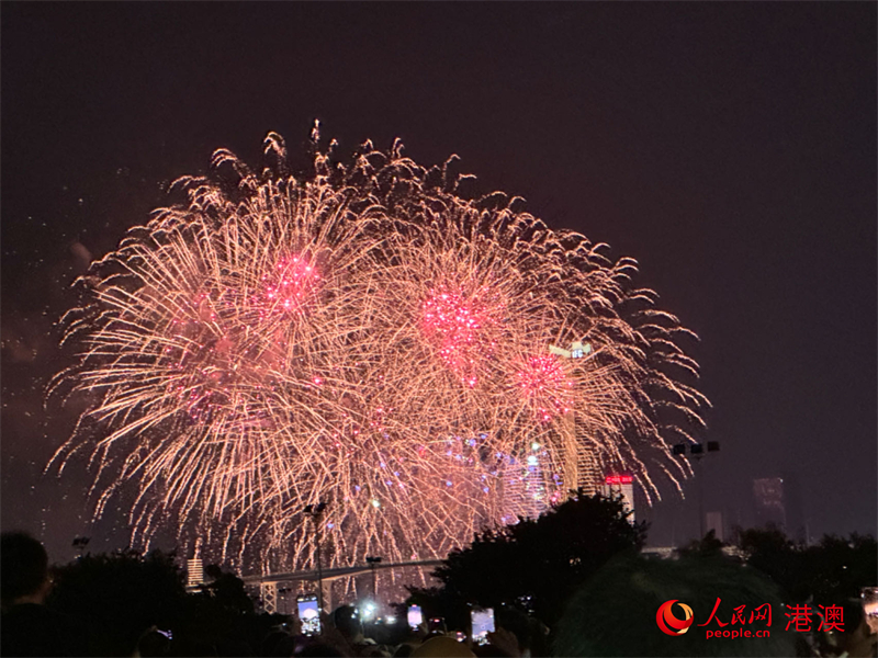 10月1日晚綻放澳門夜空的意大利煙花作品。（本報記者富子梅攝）