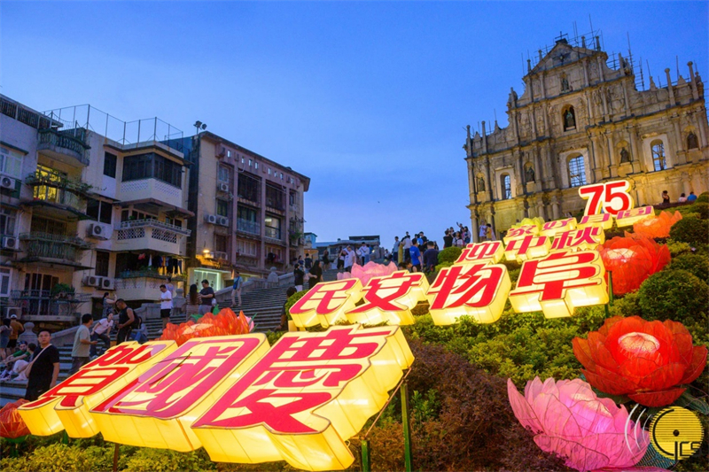 大三巴牌坊慶祝新中國成立75周年的大型燈飾增添喜慶氛圍。（澳門特區(qū)政府新聞局供圖）