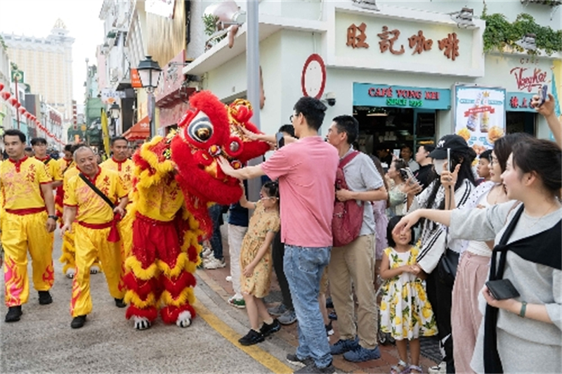 臨時(shí)行人專區(qū)周邊表演吸引大批旅客觀賞。（澳門特區(qū)政府跨部門工作小組供圖）