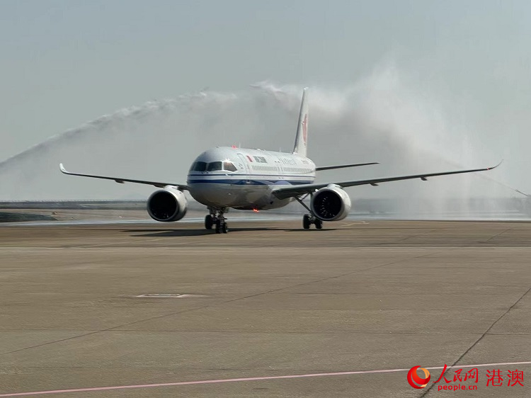 C919大型客機首次到訪澳門，緩緩滑行通過象征民航界最高禮遇的“水門”。人民網(wǎng)記者 富子梅攝