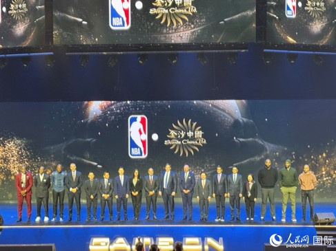 美國(guó)職業(yè)籃球協(xié)會(huì)（NBA）傳奇球星雷·阿倫等與合作雙方代表出席發(fā)布會(huì)。人民網(wǎng)記者 富子梅攝