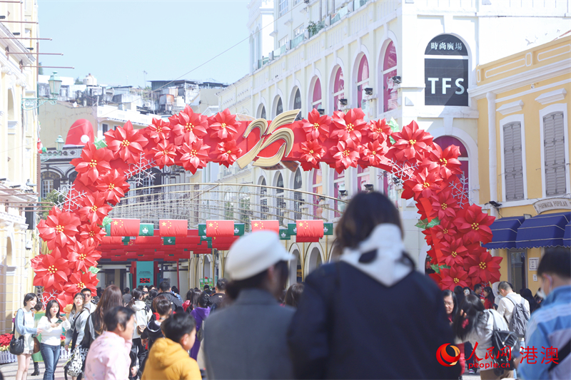 澳門特區(qū)大街小巷披紅掛彩，洋溢喜慶氣氛。（人民網(wǎng) 吳宇揚(yáng)揚(yáng) 攝）