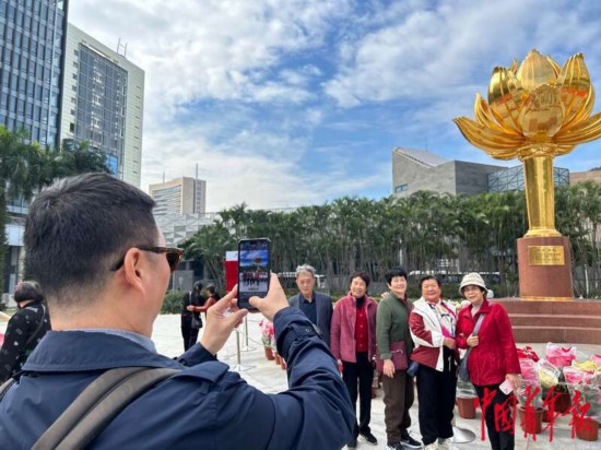 12月16日，在澳門金蓮花廣場(chǎng)上，游客們爭(zhēng)相在這里打卡拍照。中青報(bào)·中青網(wǎng)記者 寧迪/攝