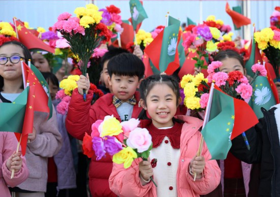 12月18日下午，中共中央總書記、國(guó)家主席、中央軍委主席習(xí)近平乘專機(jī)抵達(dá)澳門，出席將于20日舉行的慶祝澳門回歸祖國(guó)25周年大會(huì)暨澳門特別行政區(qū)第六屆政府就職典禮，并視察澳門。這是歡迎人群。新華社記者 謝環(huán)馳 攝